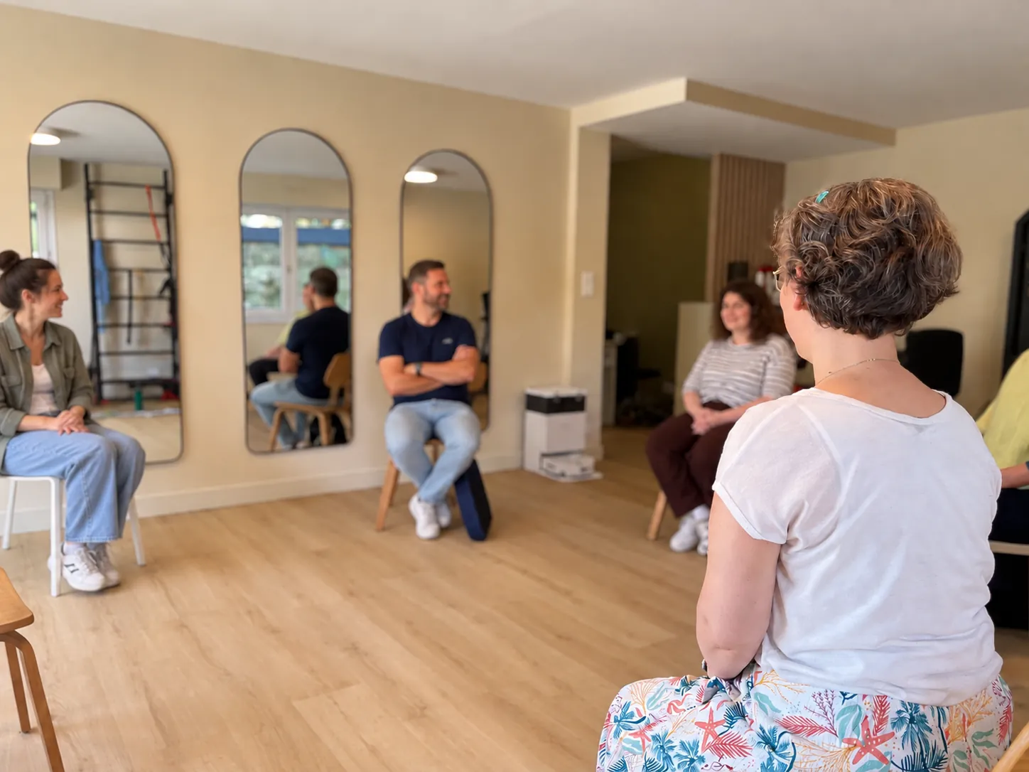 Séance collective de sophrologie pour adultes, assis en cercle