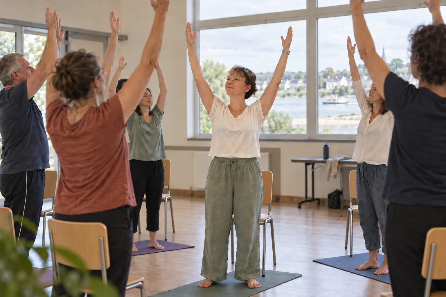 Atelier collectif de sophrologie, exercice debout bras levés