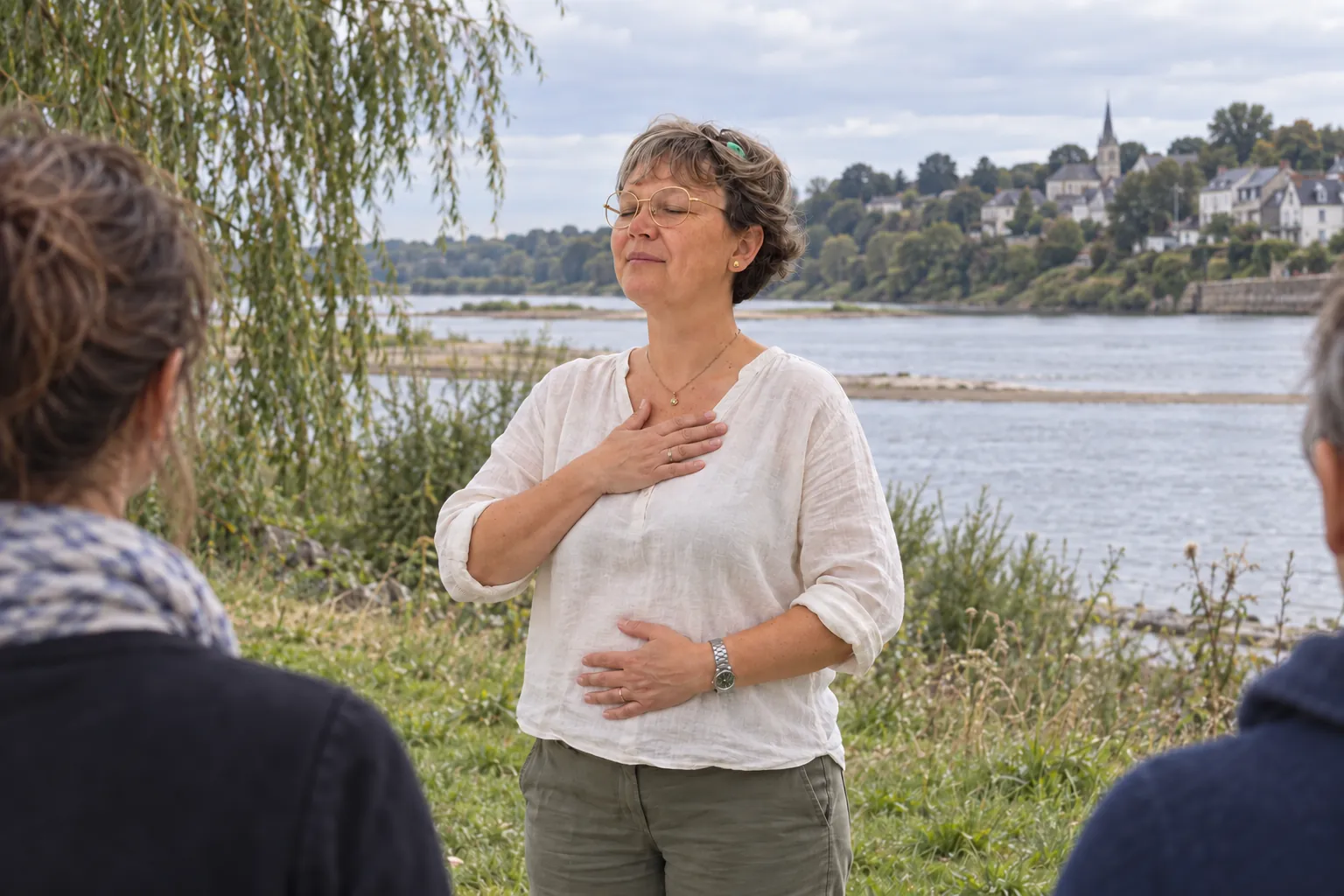 Exercice de respiration guidé en extérieur, au bord de la Loire